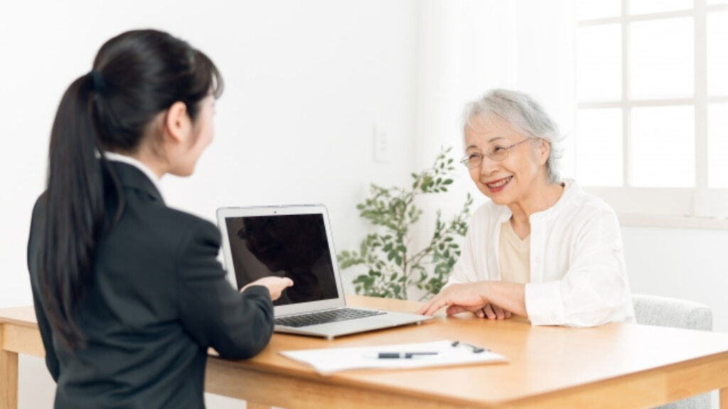 代わりに申請ができるか尋ねる女性